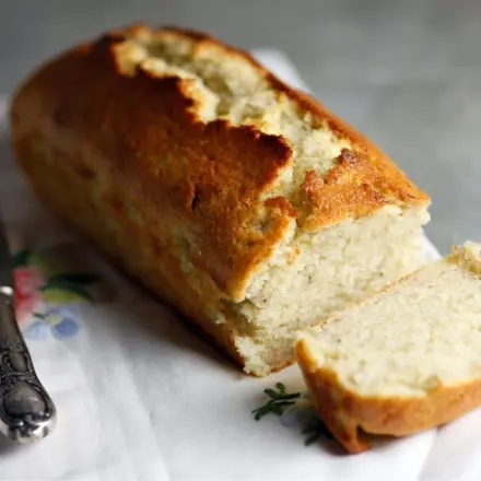 Anschnittstellen von Napf- oder Kastenkuchen frisch halten