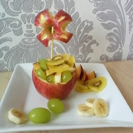 Obst im Apfel anrichten