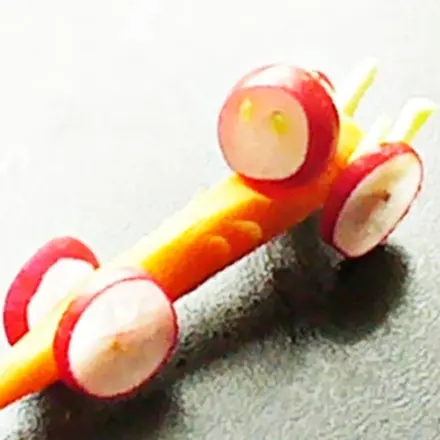 Gemüse-Rennwagen aus Karotte und Radieschen