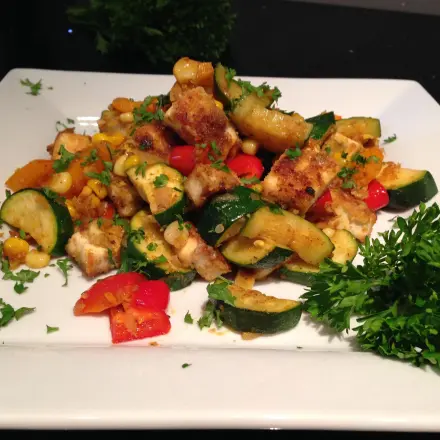 Vegane Gemüsepfanne mit knusprig gebratenem Tofu