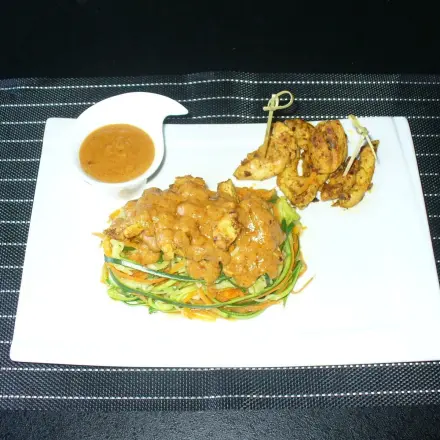 Zucchini-Karotten-Spaghetti mit Erdnusssoße und Pute