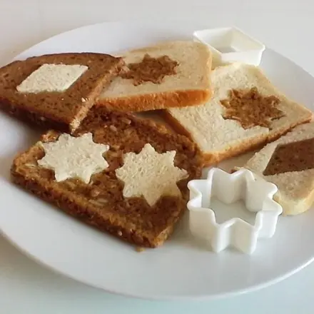 Verschiedene Brotscheiben mischen und anrichten