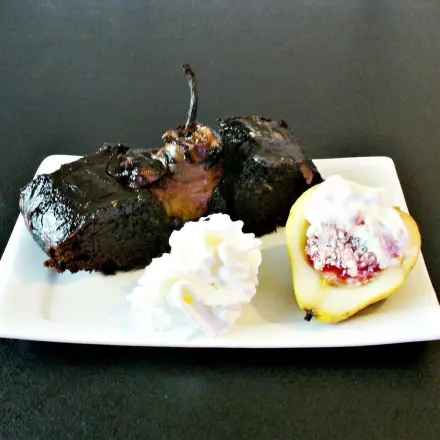 Schokoladenkuchen mit ganzen Birnen