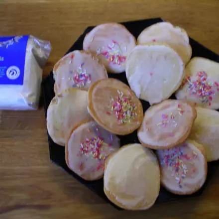 Reismehl in der Getreidemühle des Bioladens mahlen