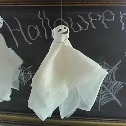 Fliegende Halloween Gespenster basteln