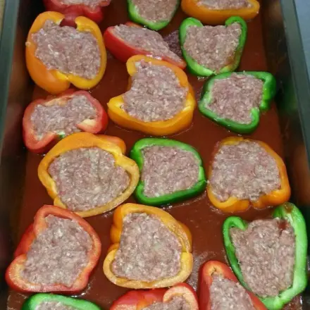 Mit Hackfleisch gefüllte Paprika