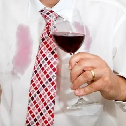 Rotweinflecken aus Kleidung entfernen