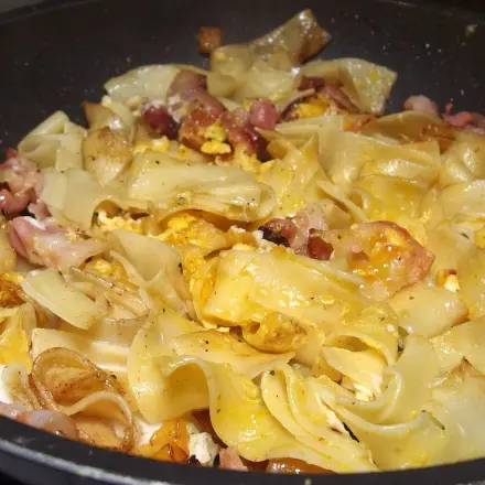 Nudeln/Spaghetti vom Vortag aufgemotzt