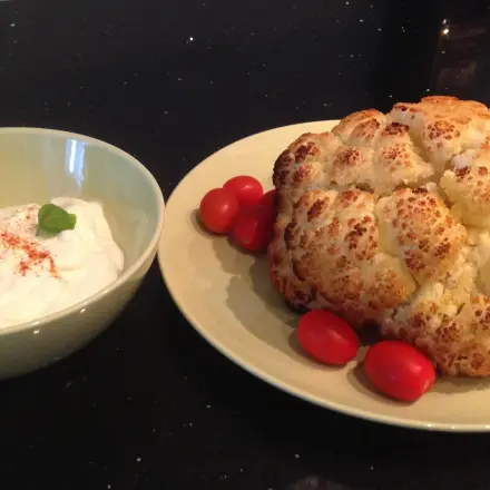 Gerösteter Blumenkohl mit Ziegenkäsecreme - vegetarisch