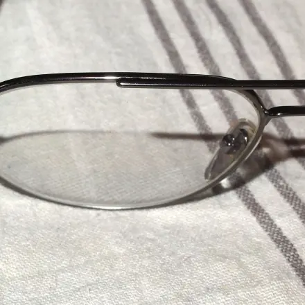 Brille vor dem Spülen säubern