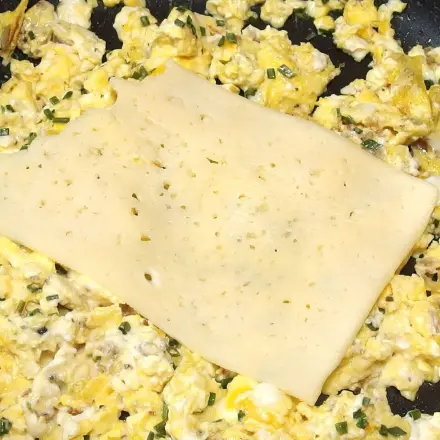 Rührei mit Käse und Schlagrahm