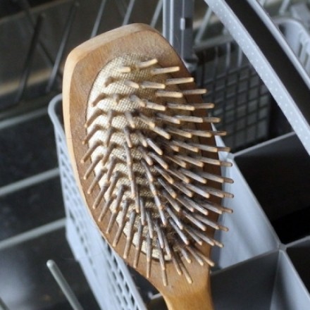 Haarbürsten und Kämme reinigen in der Spülmaschine