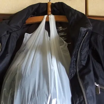 Verstauen von Schal, Handschuhen & Mütze im Theater/Museum