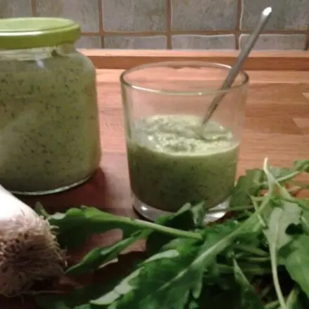Pesto Verde aus Gemüseresten