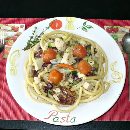 Cremiger Spaghetti-Topf mit Gemüse und Hühnerfleisch