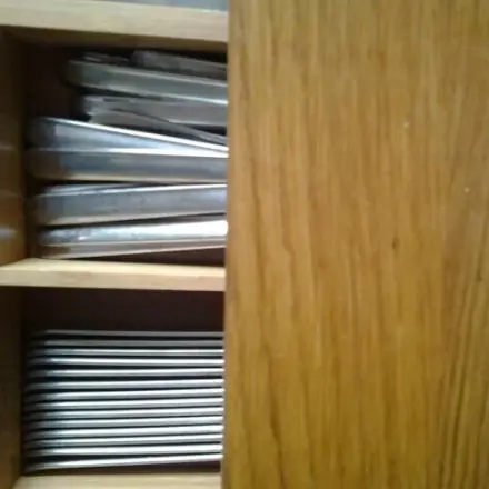 Wo liegen die Gabeln und Löffel im Besteckkasten?