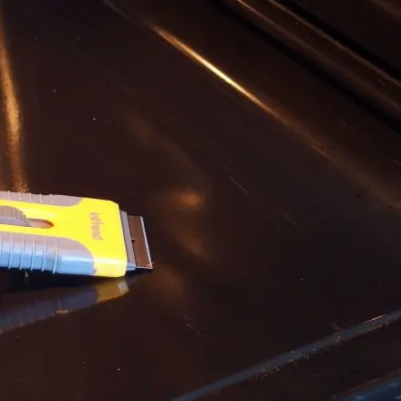 Backofen: starke Verkrustungen mechanisch entfernen