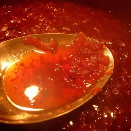 Weinrote Quittenmarmelade mit Orangen