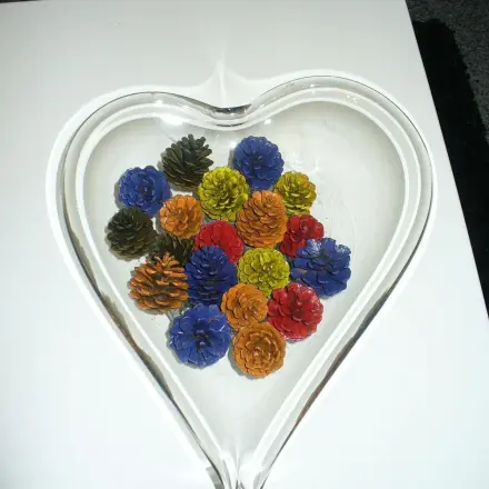 Bunte Zapfen - modern dekorieren