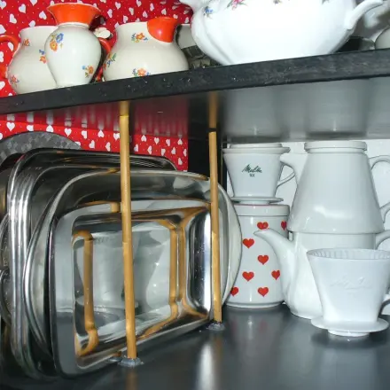 Platten & Tabletts übersichtlich & platzsparend aufbewahren