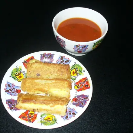 Knusperige Käse-Toast-Röllchen