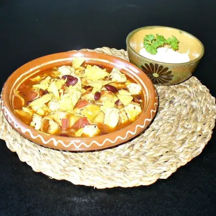 Scharfe Hähnchensuppe mit Tortillas