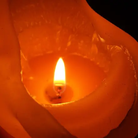 Kerzenwachs von sperrigen Gegenständen entfernen