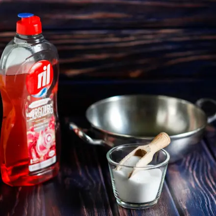 Hartnäckige Essensreste von Geschirr entfernen