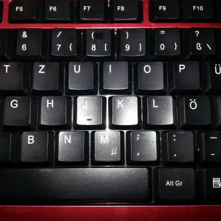 Verklebte PC-Tastatur reinigen