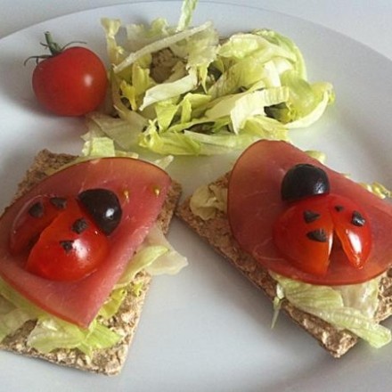Brot garnieren - Tomaten-Marienkäfer