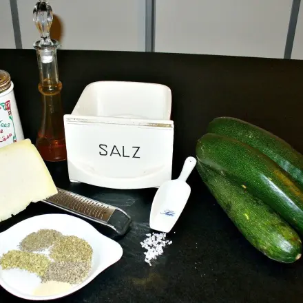 Geröstete Zucchinispalten mit Kräutern und Parmesan