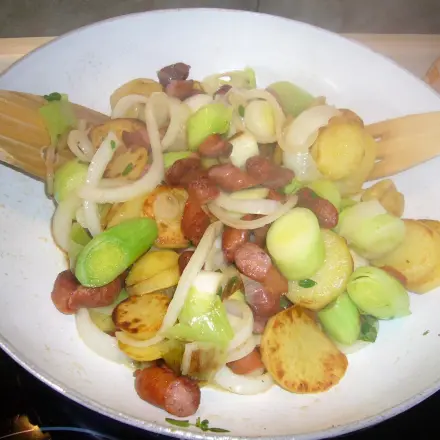 Deftige Herbstpfanne mit Kartoffeln, Porree und Mettwürstchen