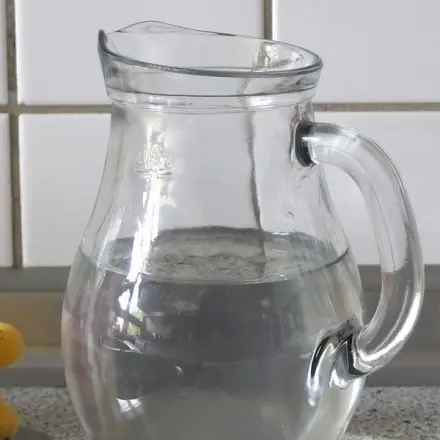 Wasser in Umschüttkanne sammeln