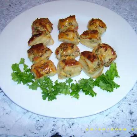 Petersilienschleifen mit Schafskäse