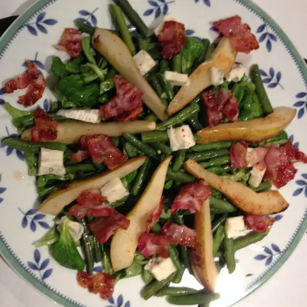 Feldsalat mit Birnen, Bohnen, Speck und Gorgonzola