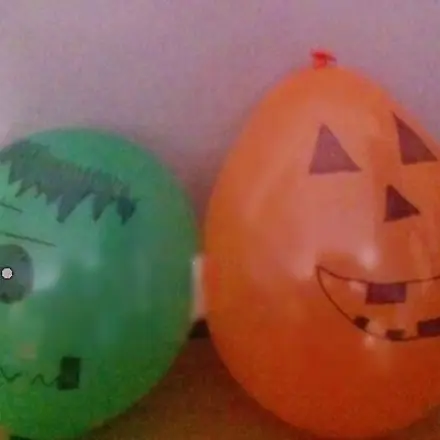 Halloween Party: mit Luftballons dekorieren