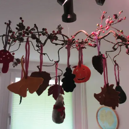 Herbstliches Mobile mit Filzanhängern