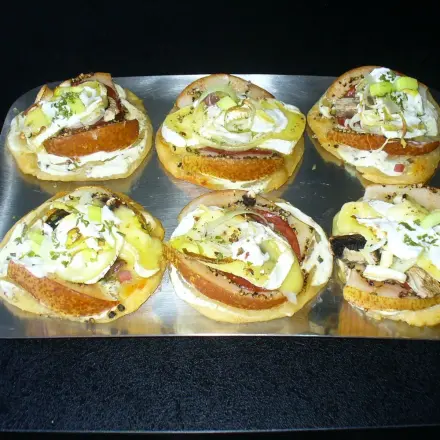 Herbstlich belegte Aufbackbrötchen