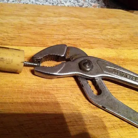 Korken ohne Korkenzieher entfernen