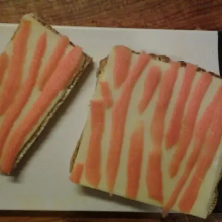 Brot belegen - Tigerstulle mit Käse und Möhre