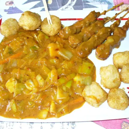 Asiatische Lauch-Gemüsepfanne mit Erdnusssoße