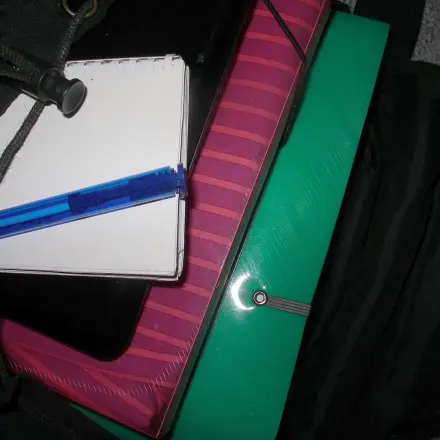 Hemd oder Bluse für die Aktentasche falten