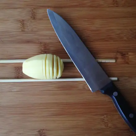 Hasselbacks / Ziehharmonika-Kartoffeln einfach schneiden