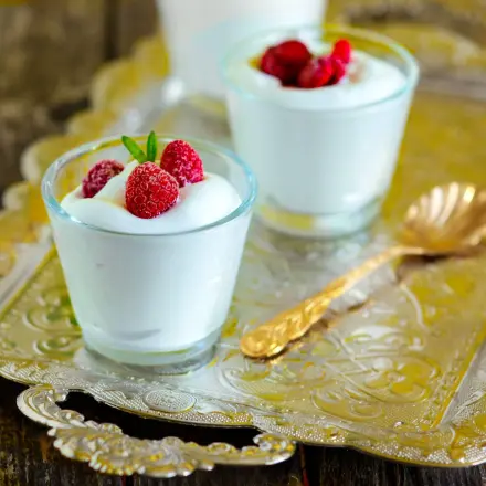 Frisches Joghurt-Dessert mit Himbeeren