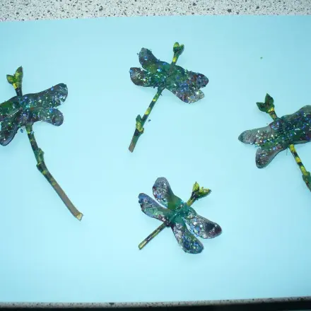 Dekorieren mit gebastelten Libellen
