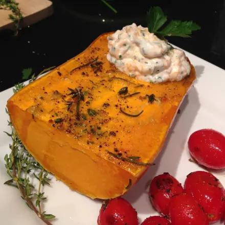 Gebackener Butternut Kürbis mit Kürbis-Kräutercreme - vegetarisch