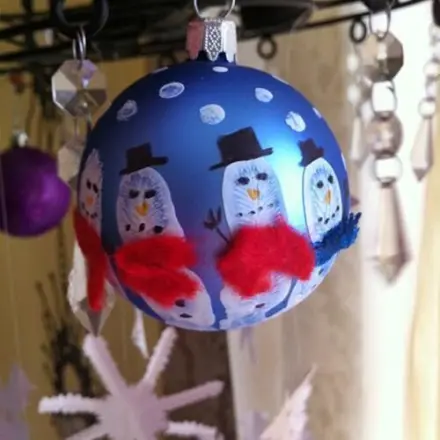 Andenken: Fingerabdruck auf Deko- und Weihnachtskugeln