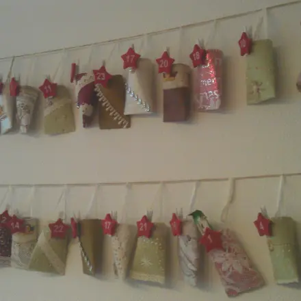 Adventskalender aus Papierrollen basteln