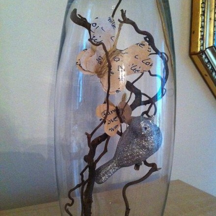 Deko in der Vase mit Schmetterlingen