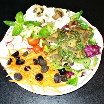 Salatteller mit Maultaschen und Hähnchenbrustfilet